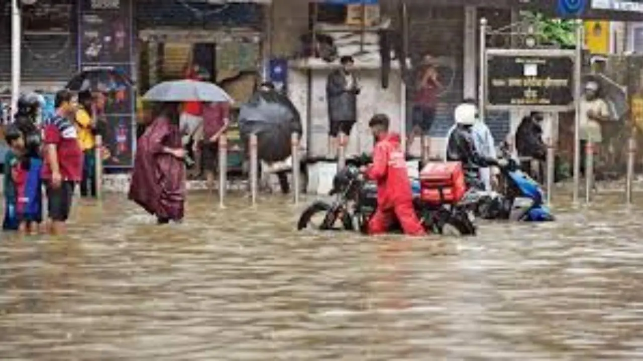 Mumbai rain updates | Heavy rain batters mega city: Waterlogged streets,  traffic snarls, train delays, flight diversions bring normal life to a  standstill