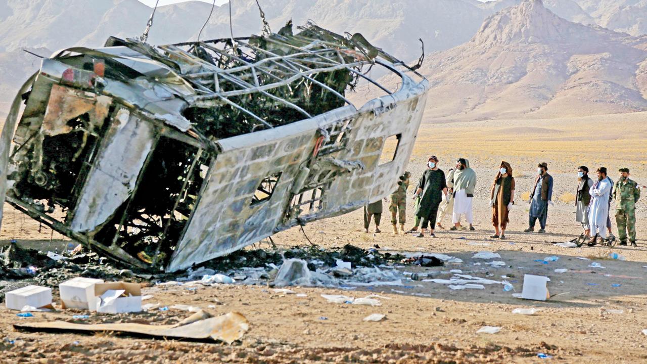 El accidente de autobús mata al menos a 79 afganos que regresan de Irán El accidente de autobús mata al menos a 79 afganos que regresan de Irán