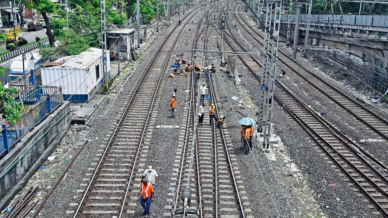 Mumbai: Triple backup failure hits WR, power outage stalls trains at Churchgate