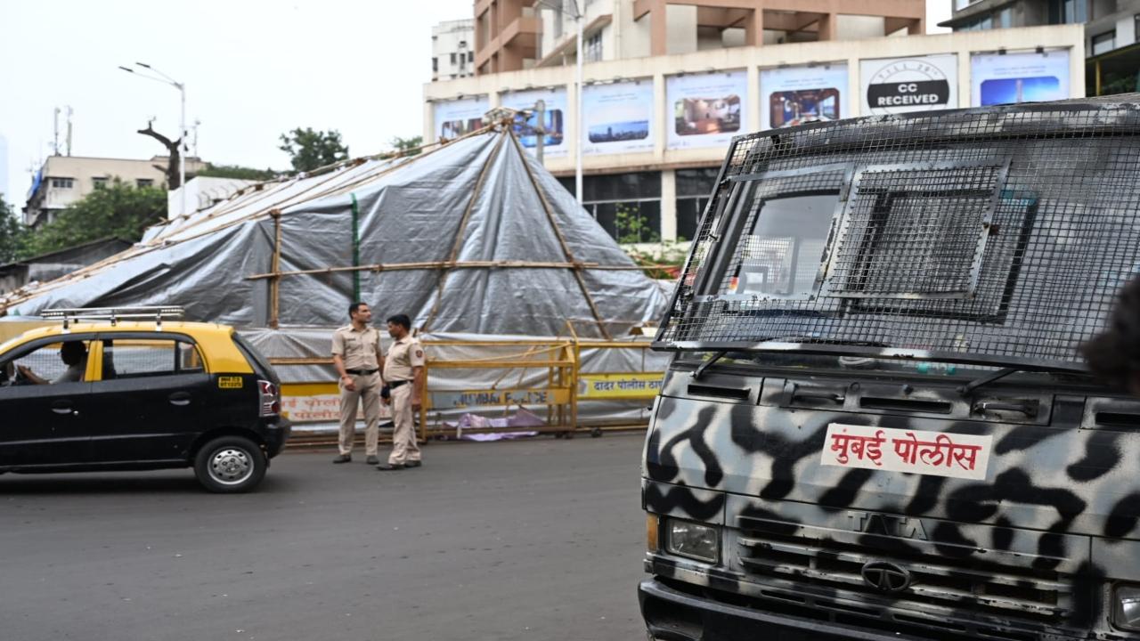 <p>The Dadar Kabutarkhana has been covered by the civic body to prevent pigeon feeding</p>