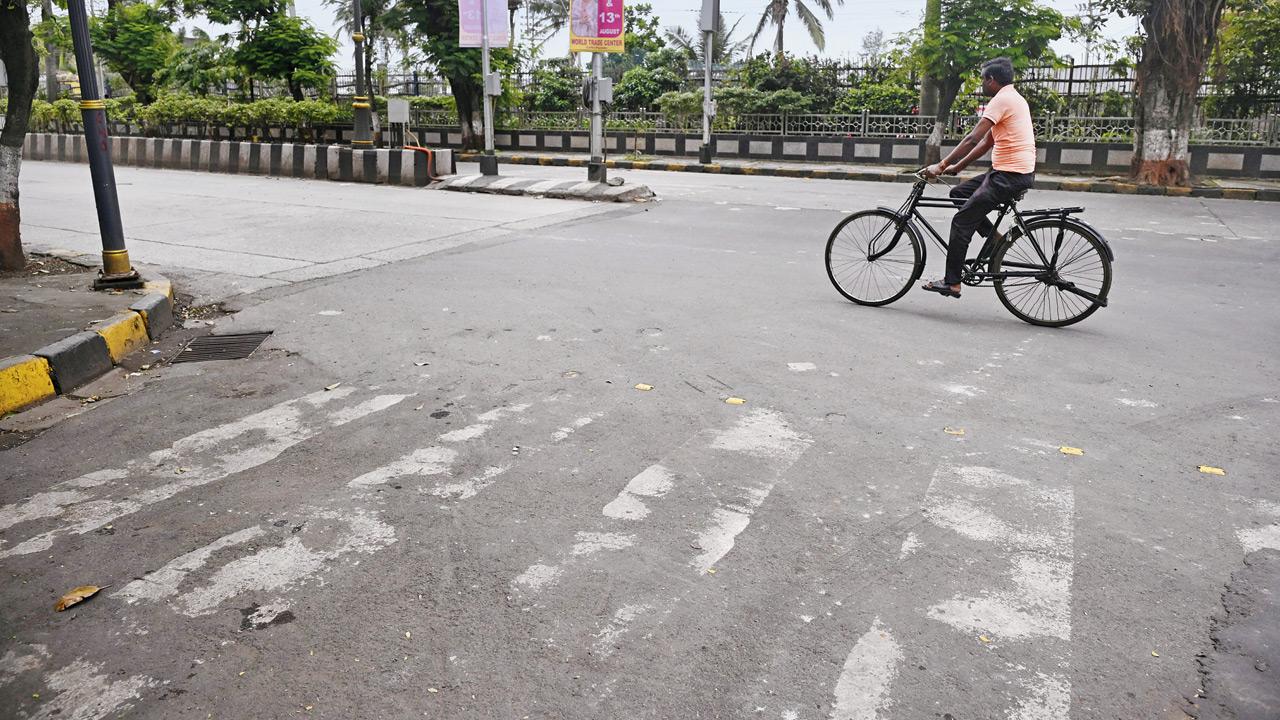 The signal near SK Patil Garden on Maharshi Karve Road. PIC/ASHISH RAJE 