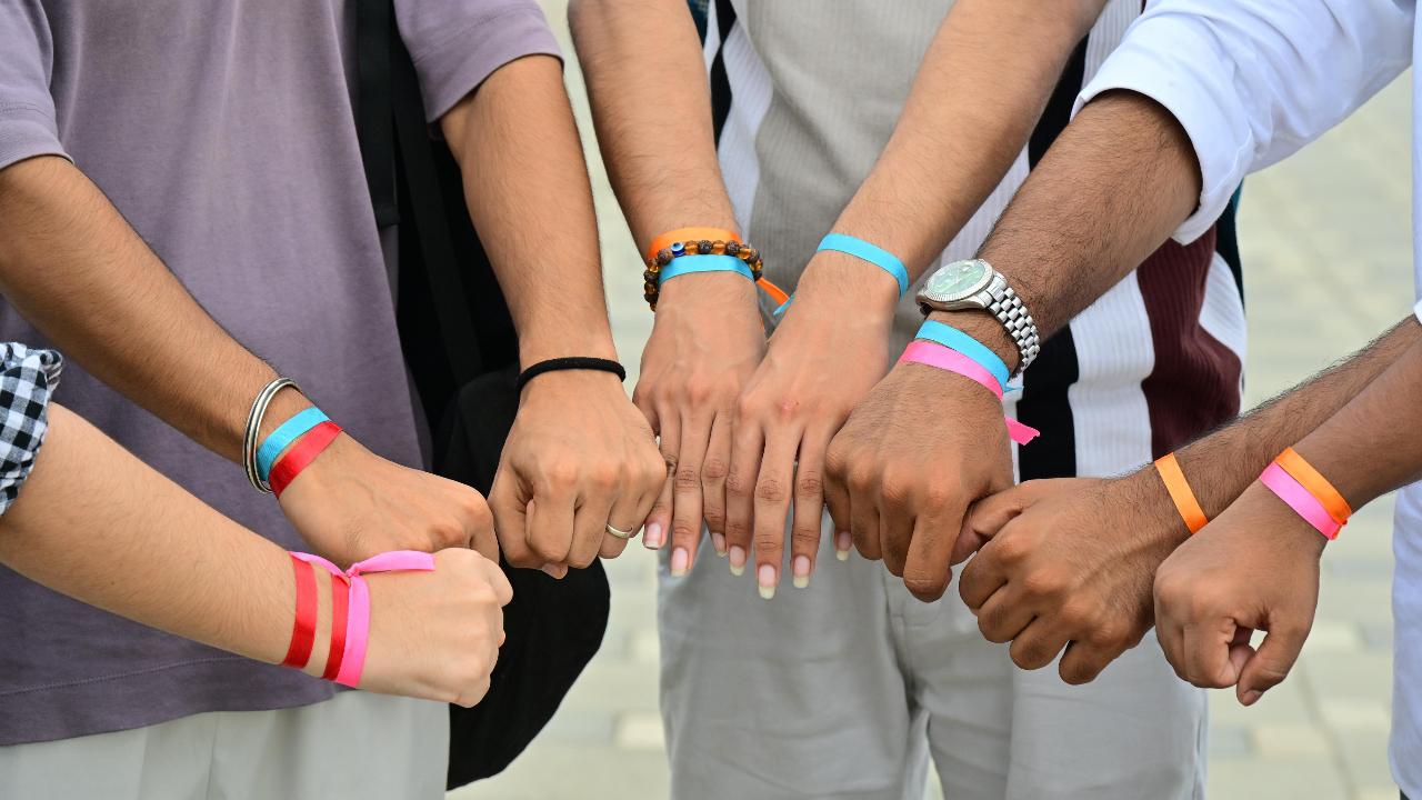 With the popular South Mumbai hotspot being surrounded by colleges, it is a pleasant sight to see students indulge in marking their friendship with each other with the colourful bands