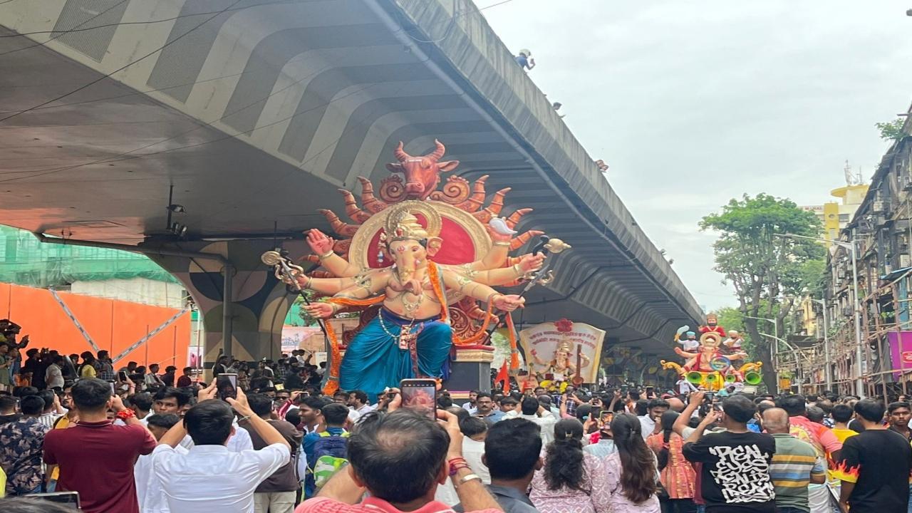 Giant Ganpati idols pass through Mumbai’s Ganesh Gully, check photos here
