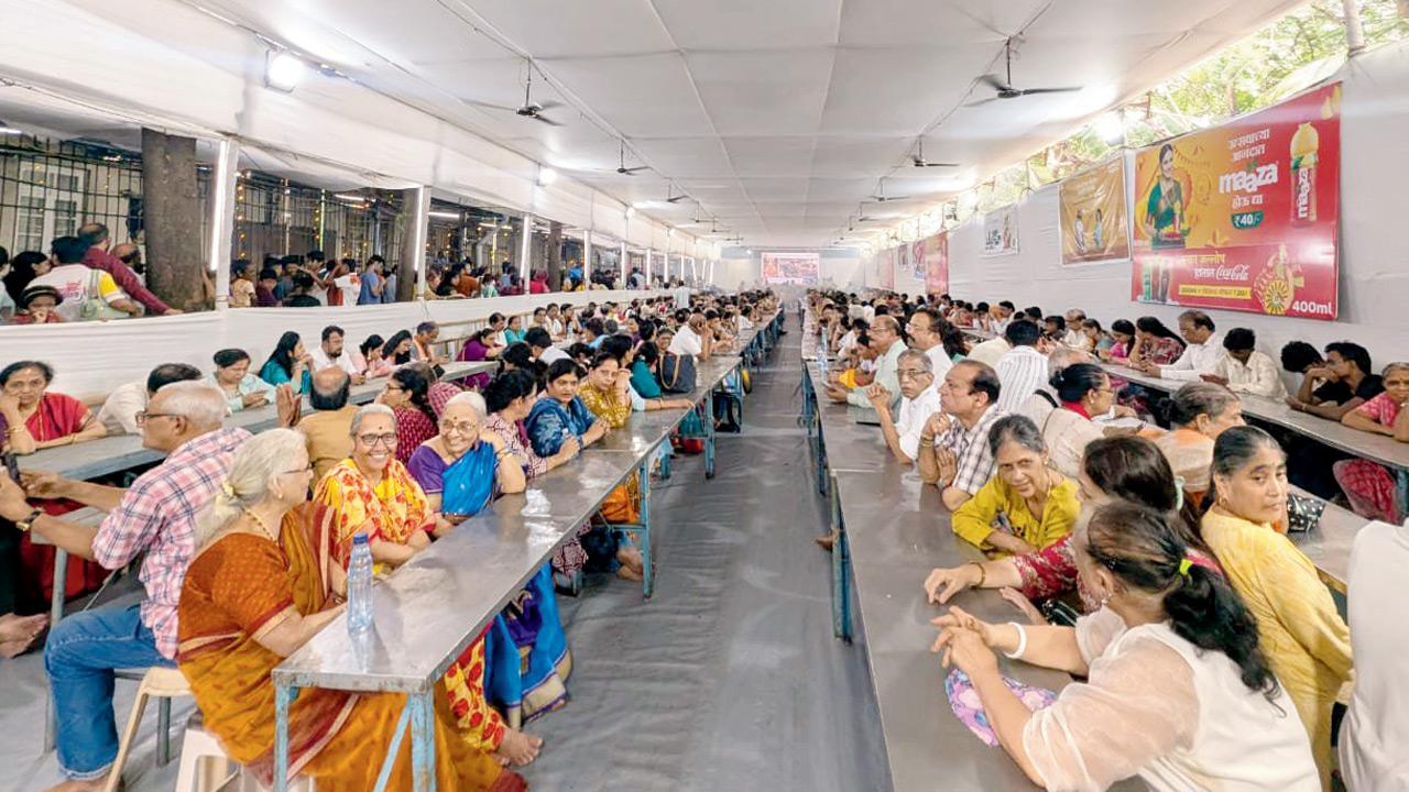 GSB Wadala: Ganesh devotees partake in annadaan. Pics/Aditi Alurkar