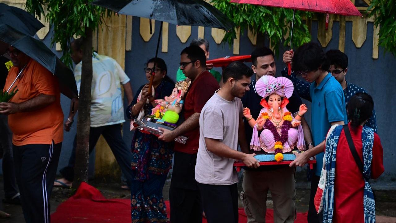 Volunteers and civic staff were present to assist the devotees and manage the crowd