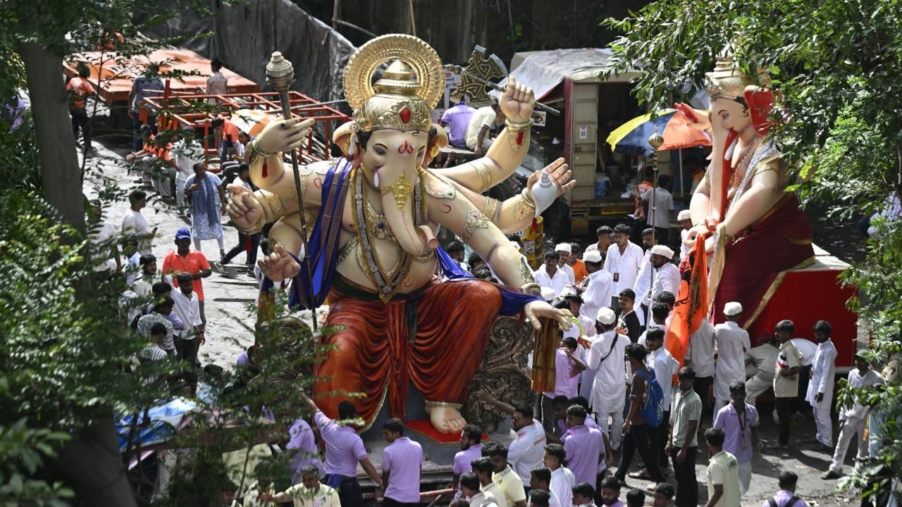 The grandeur of the festival has now spread beyond Maharashtra, being celebrated in Gujarat, Telangana, Delhi, and even abroad