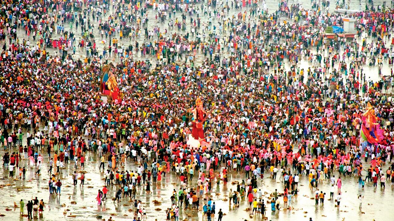 A glimpse of the visarjan at Chowpatty in 2023. Around 6 lakh kg of PoP was dumped into Thane creek alone, last year; 46 lakh kg in the entirety of Mumbai. FILE PIC/RANE ASHISH