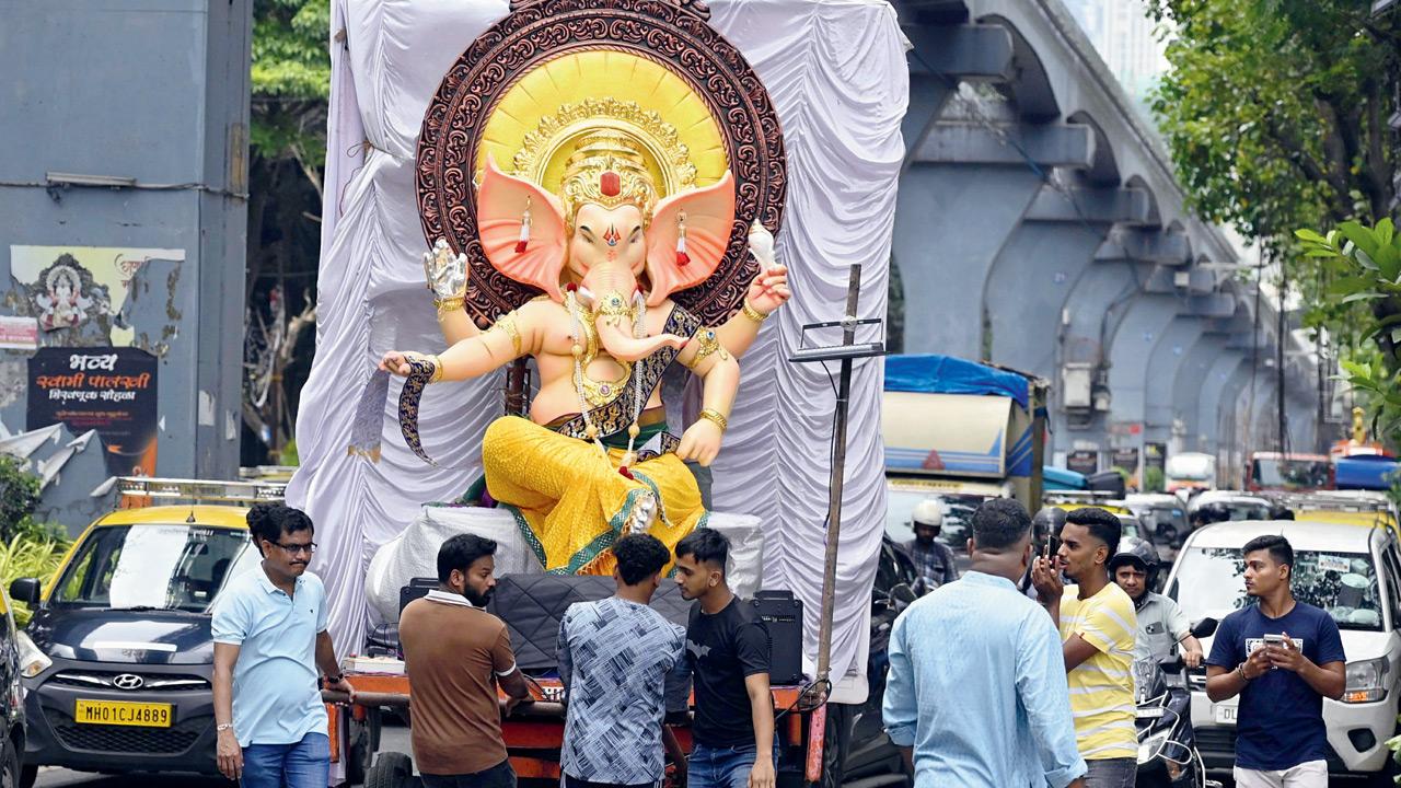 A Ganesh idol is transported from Chinchpokli West ahead of Ganesh Chaturthi. PIC/ASHISH RAJE