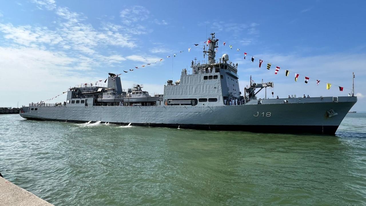 INS Sandhayak reaches Singapore on its National Day