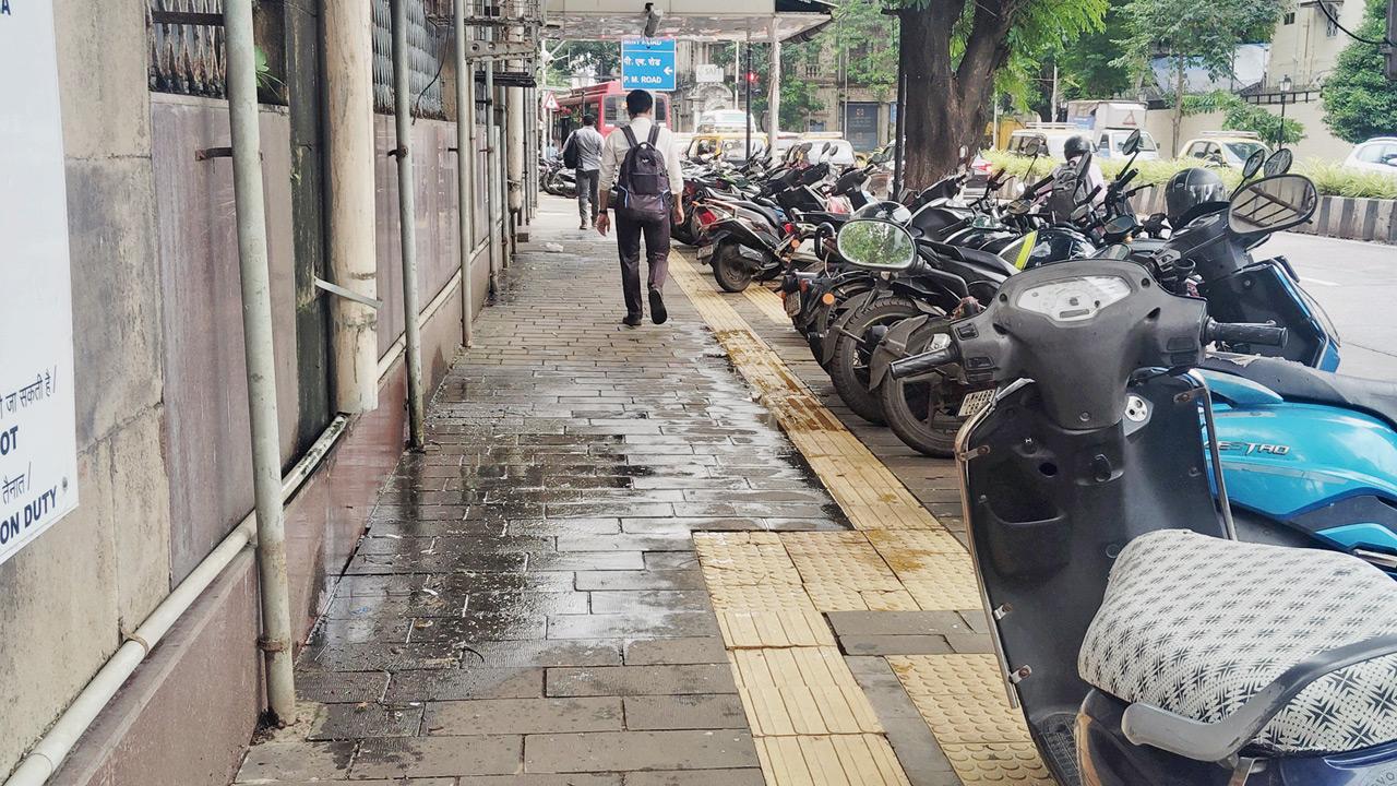 Mumbai: Illegal parking destroys BMC project for blind
