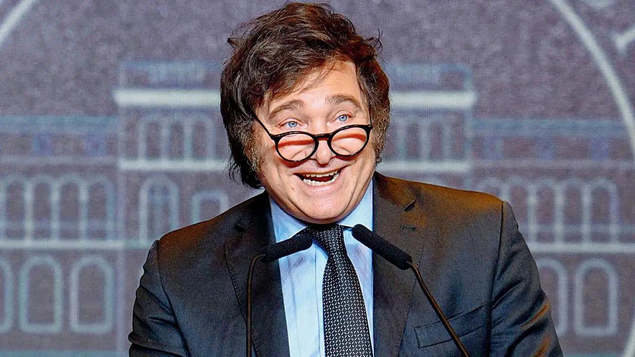 Los manifestantes arrojan rocas al convoy del presidente argentino Milei mientras hace campaña Los manifestantes arrojan rocas al convoy del presidente argentino Milei mientras hace campaña