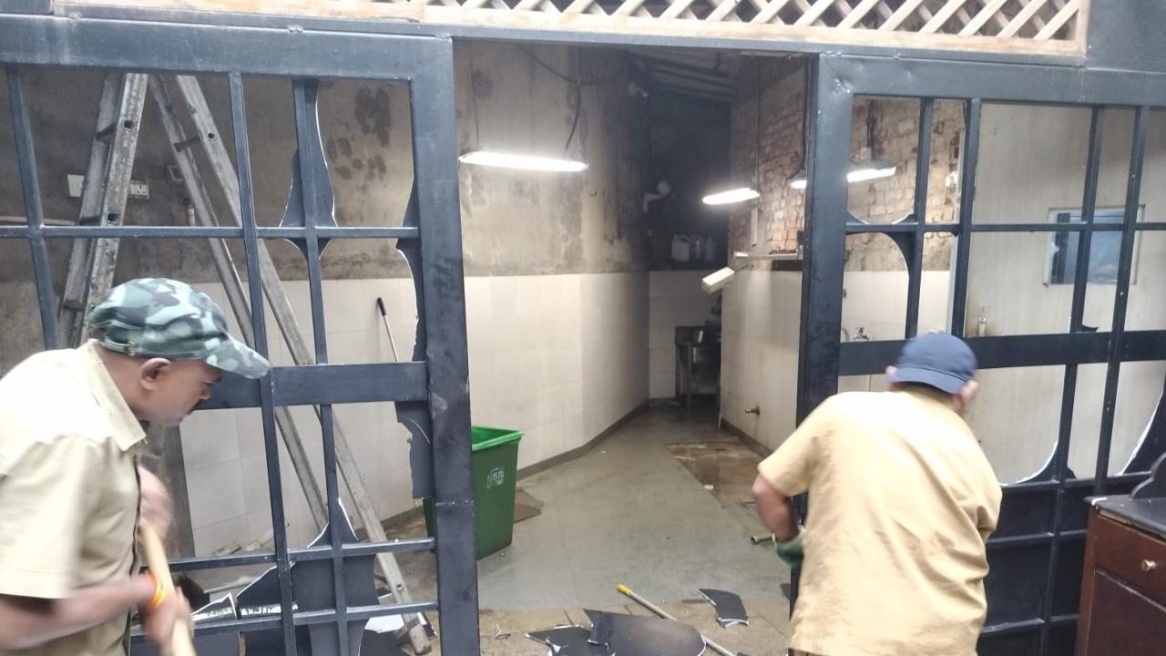 BMC demolishes unauthorised constructions at Kamala Mills restaurant