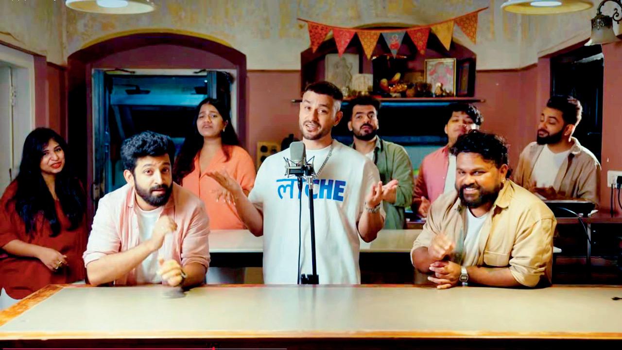 Kunal Kemmu (centre) performs alongside the Aflatunes. Pic Courtesy/Kunal Kemmu on YouTube