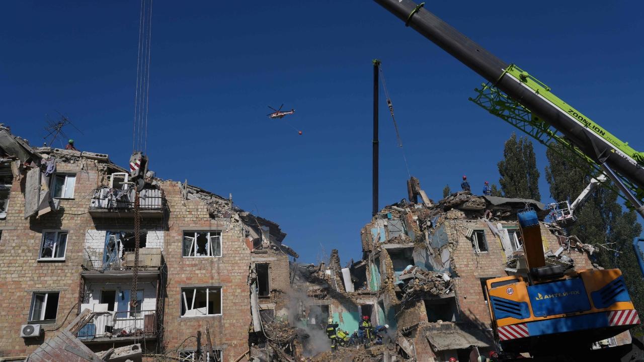 <p>The Kremlin said Russia remained interested in continuing peace talks despite Thursday`s air attack, which was one of the war`s biggest since it began in 2022</p> <p>The Kremlin said Russia remained interested in continuing peace talks despite Thursday`s air attack, which was one of the war`s biggest since it began in 2022</p>