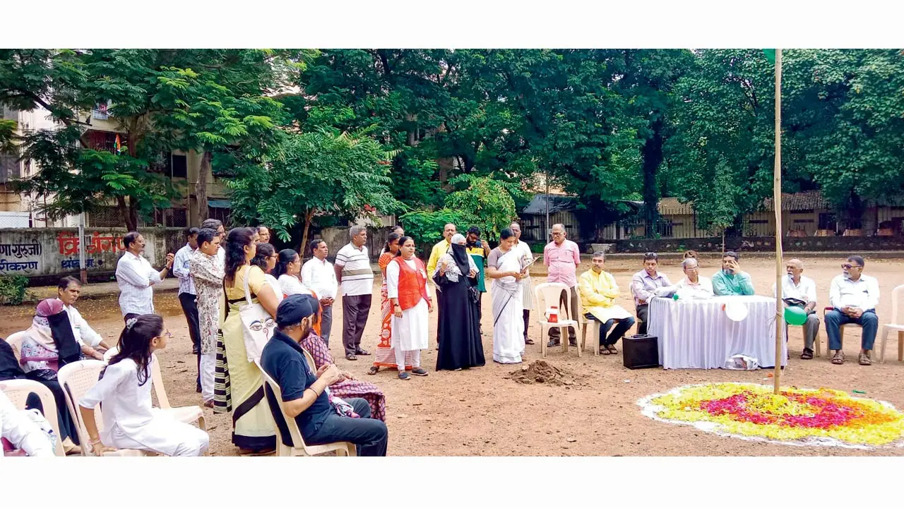Mumbai: Mahim hoists a protest on Independence Day
