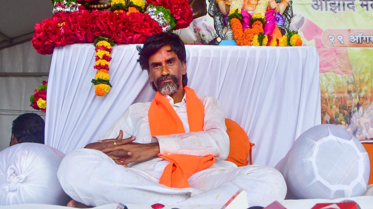 Maratha quota protest: Govt in huddle as Manoj Jarange's protest enters third day
