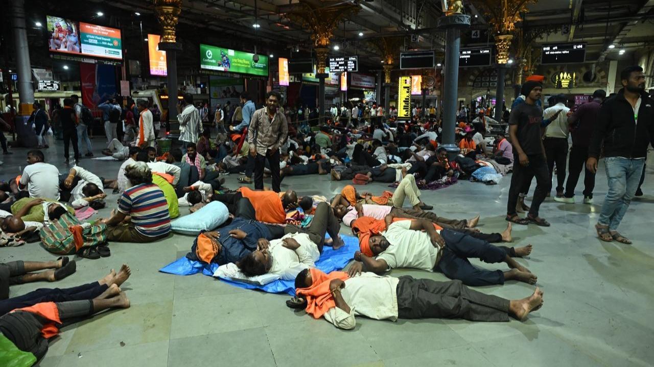 <p>Personnel from the RPF and Government Railway Police Force (GRPF) were deployed at the station, along with MSF (Maharashtra Security Force) personnel, all tasked with maintaining surveillance and preventing any untoward incidents</p>