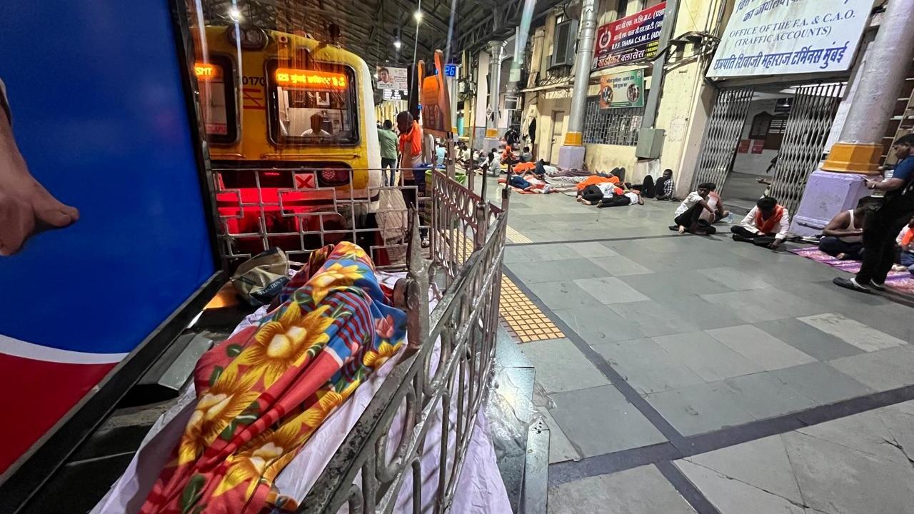 <p>Supporters of Maratha activist Manoj Jarange gathered in large numbers at Chhatrapati Shivaji Maharaj Terminus (CSMT) on Friday</p>