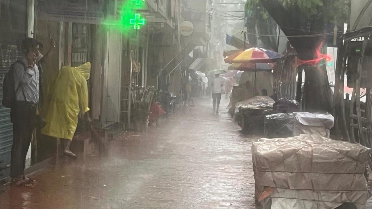 The blinding rain in some parts of the city affected visibility and slowed down vehicular movement, as per motorists