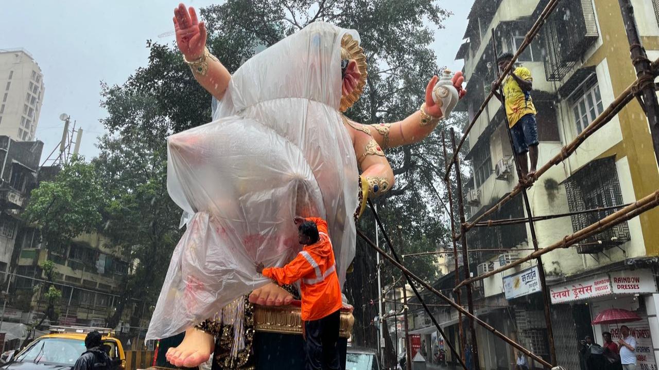 Chembur in the eastern suburbs recorded the highest rainfall of 65 mm, followed by 50 mm in Shivaji Nagar in the one-hour period