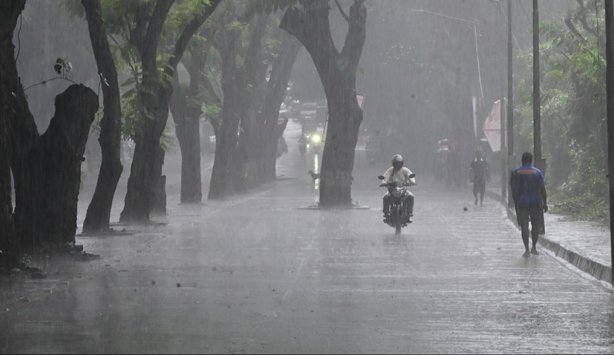Mumbai weather updates: Cloudy skies with chances of thunderstorms and rain