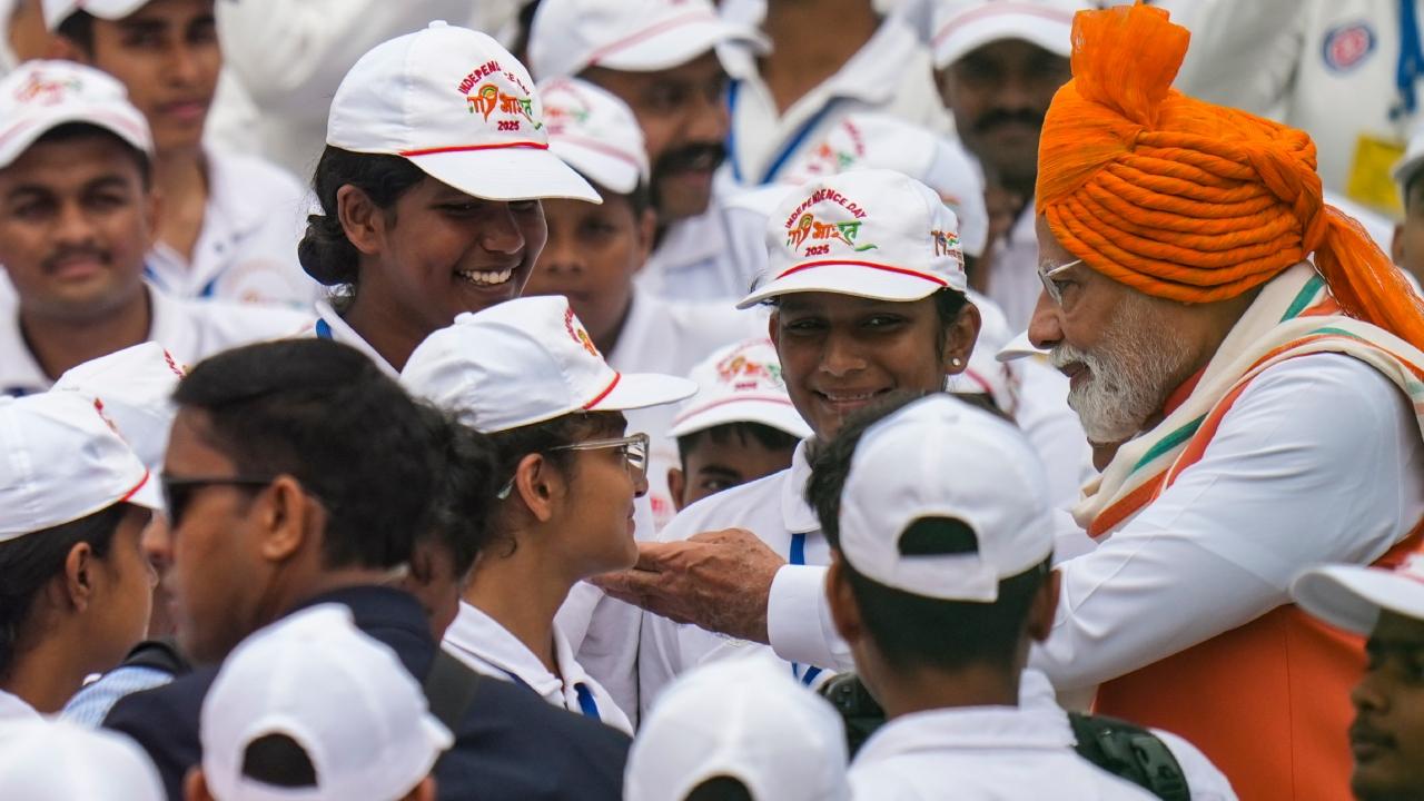 While welcoming the Prime Minister, the students wore coordinated orange coloured outfits to spell out 'Naya Bharat,' this year's theme for the Independence Day.
