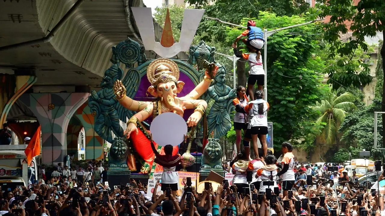 Mumbai surrenders to the majesty of Lord Ganesh; must-see spectacular visuals