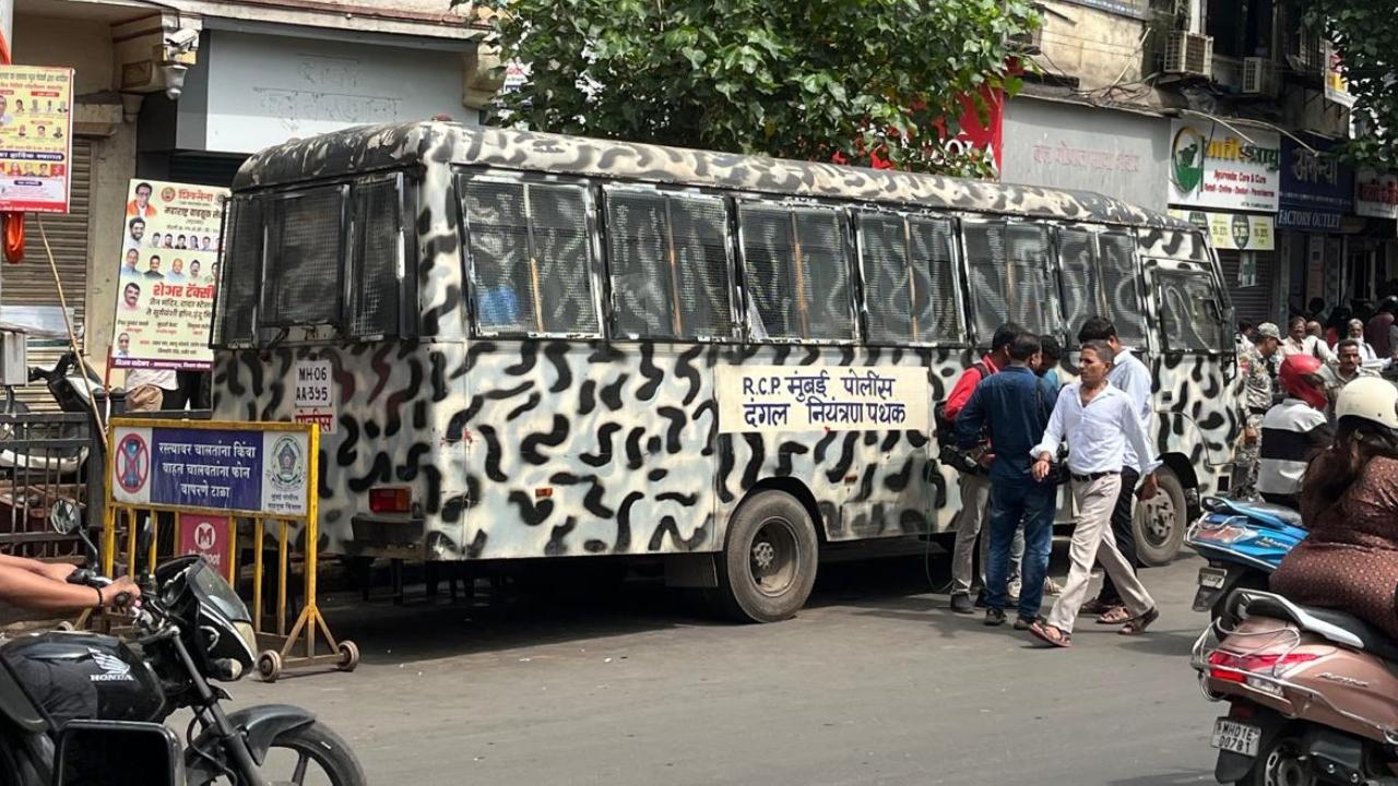 According to community members, 15–20 pigeons are found dehydrated or injured daily near the Dadar kabutarkhana. The nearby Jain temple is currently offering treatment to these birds.