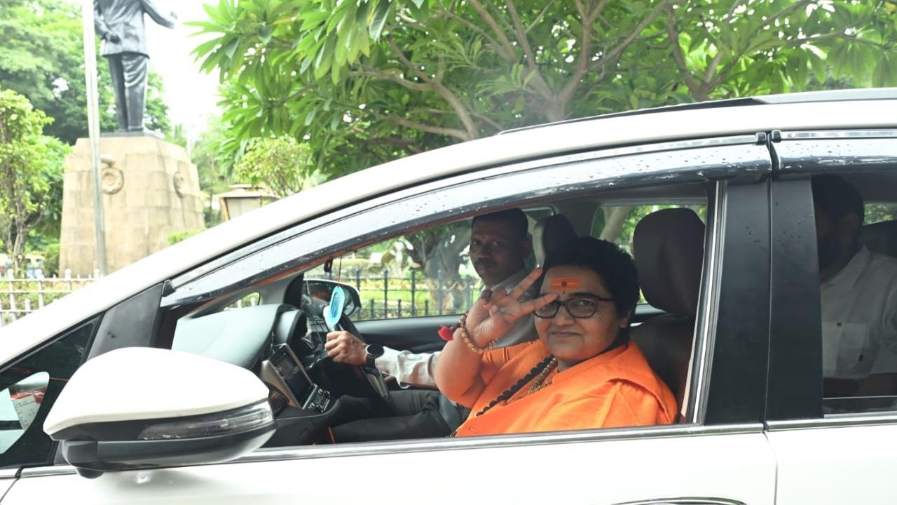 IN PHOTOS: Pragya Singh Thakur, Col Prasad Purohit reach sessions court 