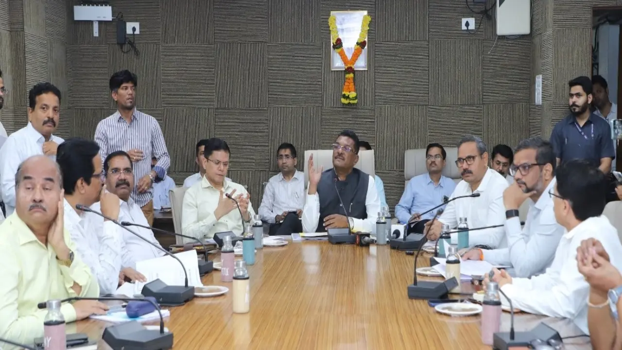 Restrict movement of heavy vehicles on Ghodbunder Road, Sarnaik tells police 