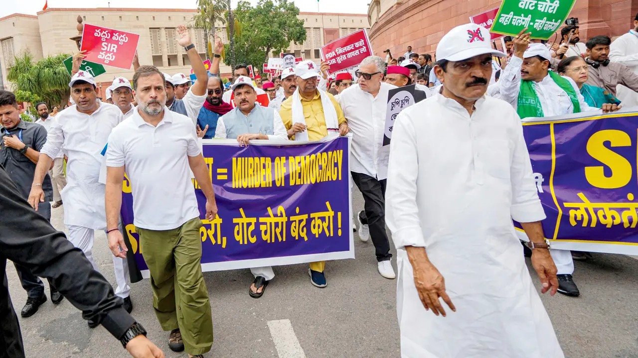 Delhi: ‘Vote chori’ protest hits the barricades, Opposition MPs detained