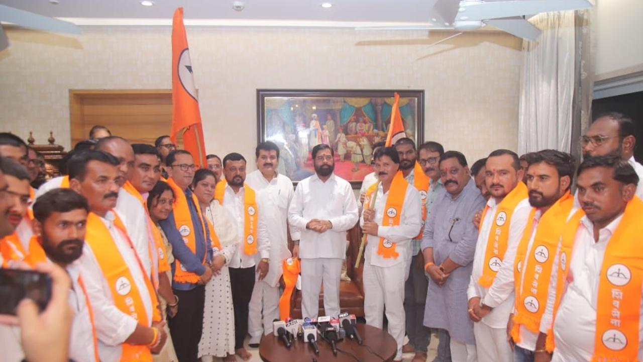 The induction event also saw hundreds of political workers and office-bearers from various parties switching sides. Pics/Eknath Shinde's office