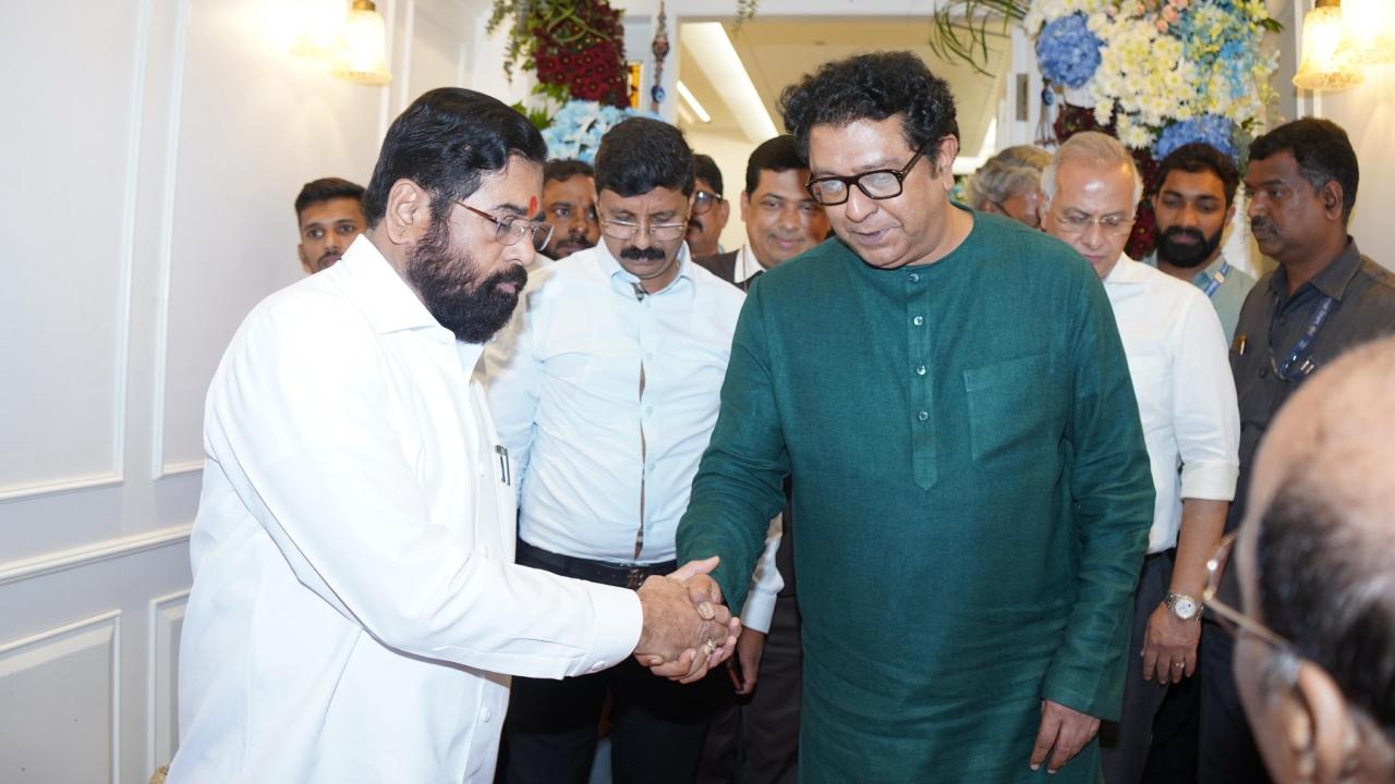 Day after Uddhav's visit, Shinde goes to Raj Thackeray's home for Ganeshotsav