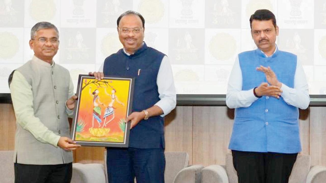 Maharashtra Revenue Minister pushes for public service over protocol