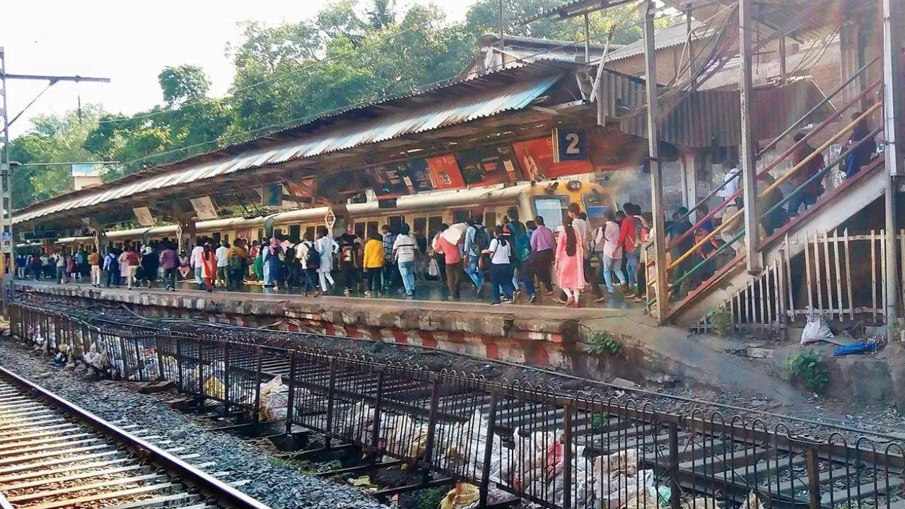 Mumbai LIVE: Dadar station’s peak-hour rush turns platform switch