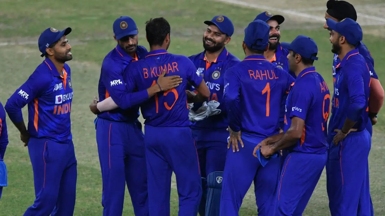 India's Bhuvneshwar Kumar (C) celebrates with teammates after dismissing Afghanistan's Azmatullah Omarzai (not pictured) during Asia Cup in 2022