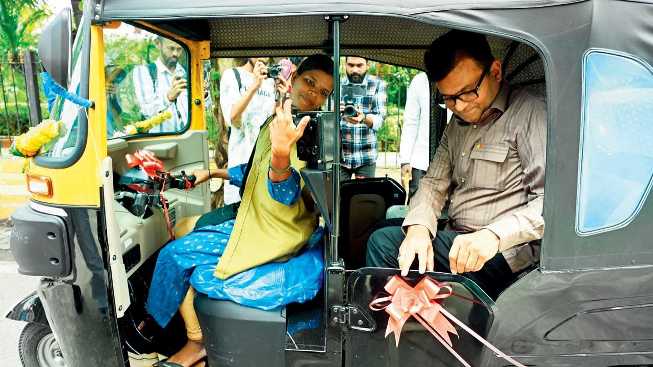 Rakhi gift of auto helps woman driver run her home