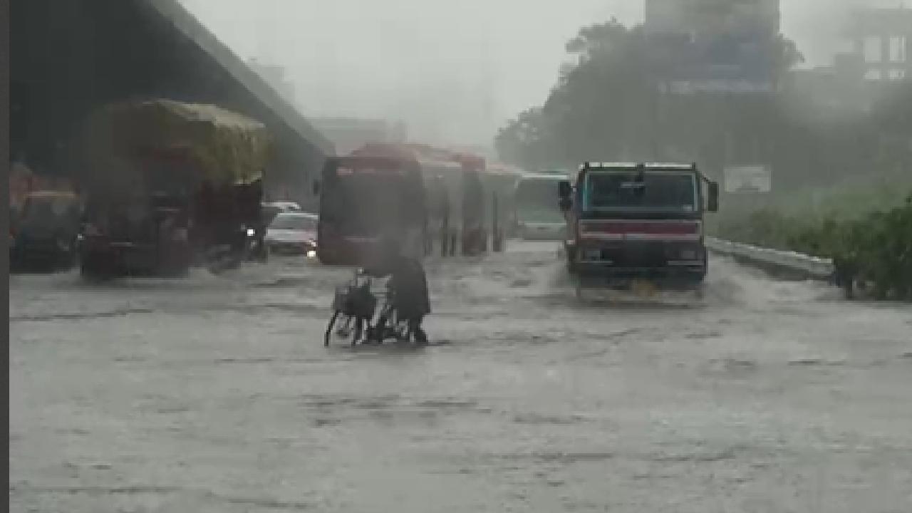 Chunabhatti emerged among the worst-hit areas, with heavy waterlogging reported on several stretches, leading to long traffic jams and inconvenience for daily commuters (Pic/ Mahesh Yadav)