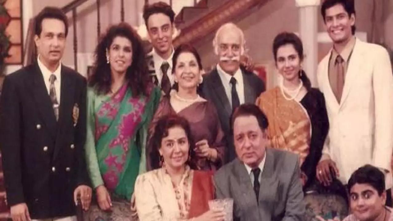 Dekh Bhai Dekh: Three generations of the Diwan family live together in their ancestral home in the Mumbai outskirts. They frequently find themselves in amusing circumstances as they deal with interpersonal and business issues