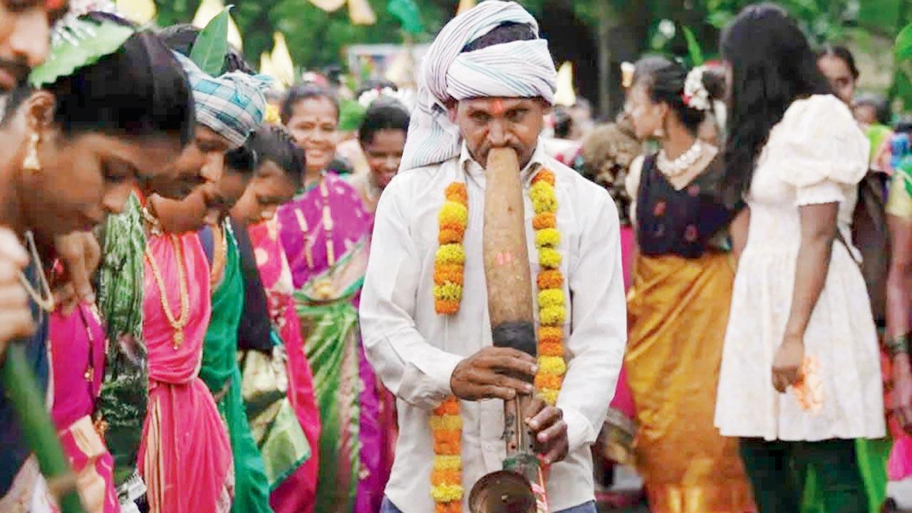 A performer plays the Tarpa. Pics Courtesy/Akash Bhoir