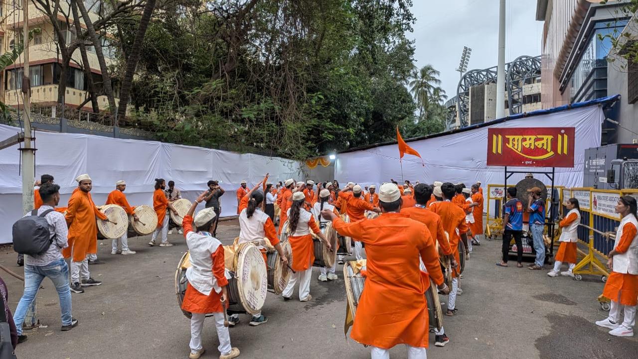 In the beginning, the former players and officials of the board were welcomed by 'Dhol Tasha Pathak'