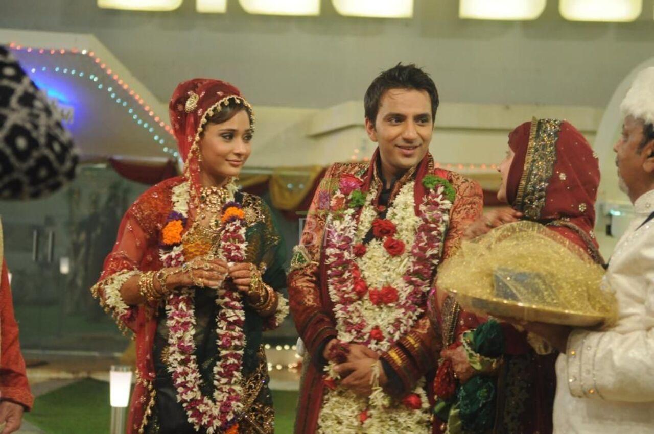 Sara Khan and Ali Merchant 
Sara Khan and Ali Merchant created history by getting married inside the Bigg Boss house in a traditional ceremony on Bigg Boss 4, 2010. However, the marriage ended within a few months after the show.