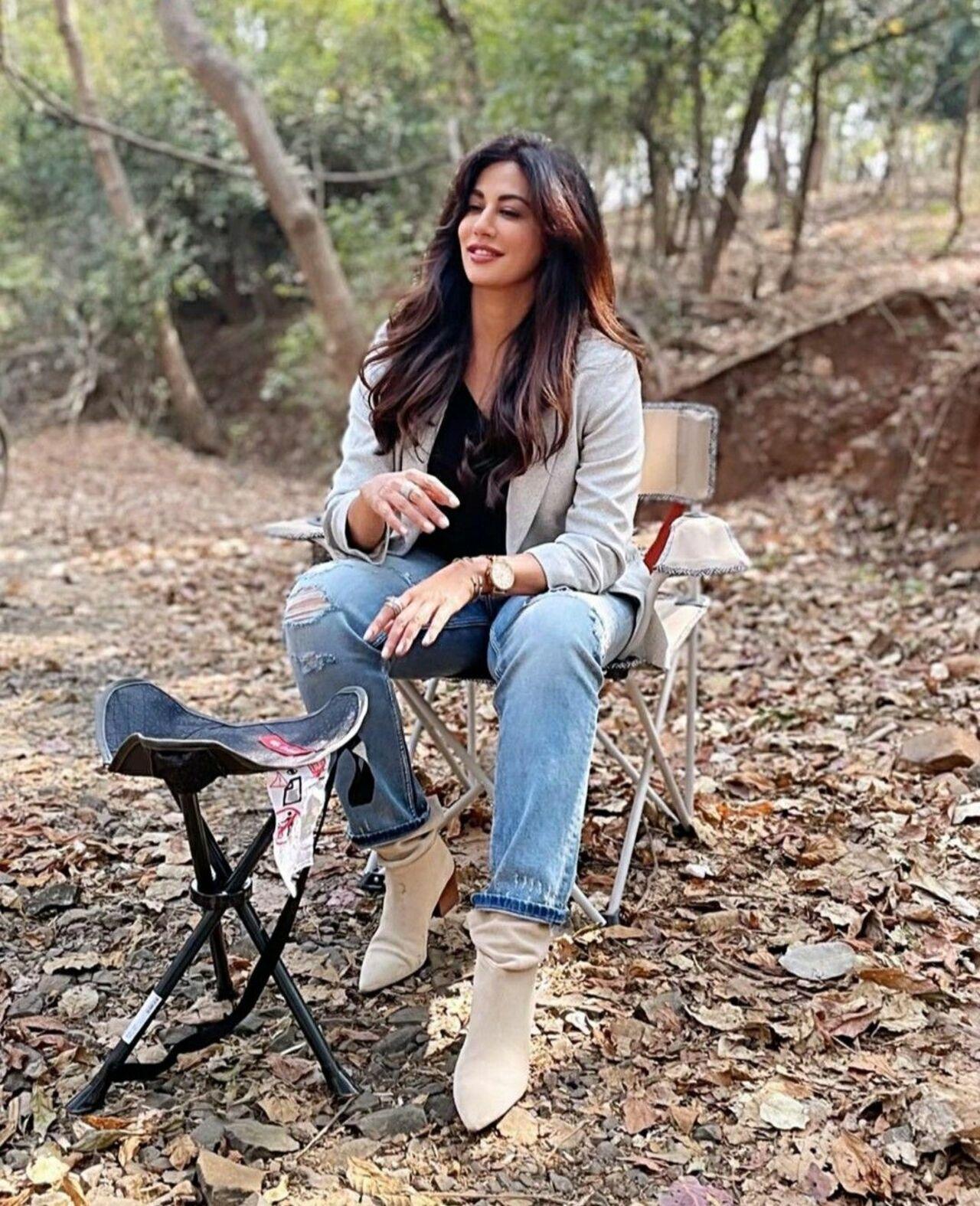 If looking good without doing anything had a face, this would be it. Nothing fancy, just blue denim, a black camisole paired with a beige jacket and matching boots. Effortlessly gorgeous!