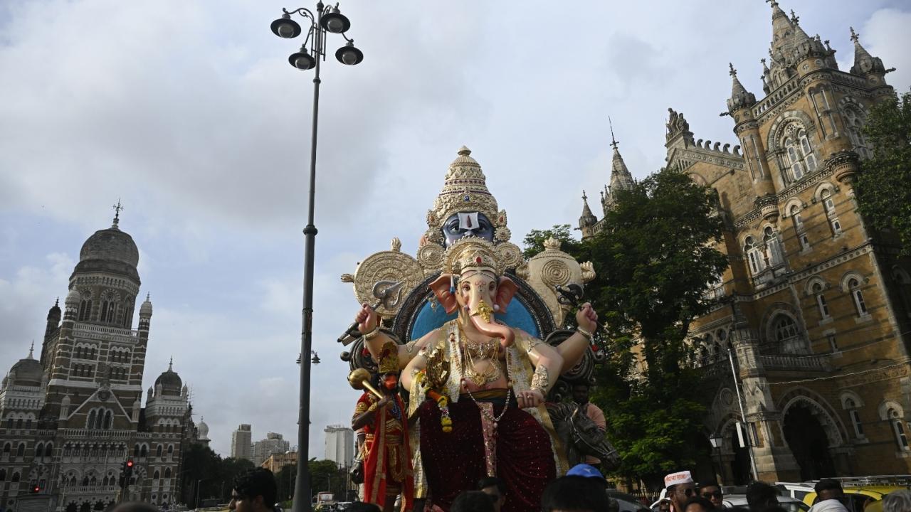 Accompanied by traditional slogans and enthusiastic devotees, the procession was a vibrant display of devotion