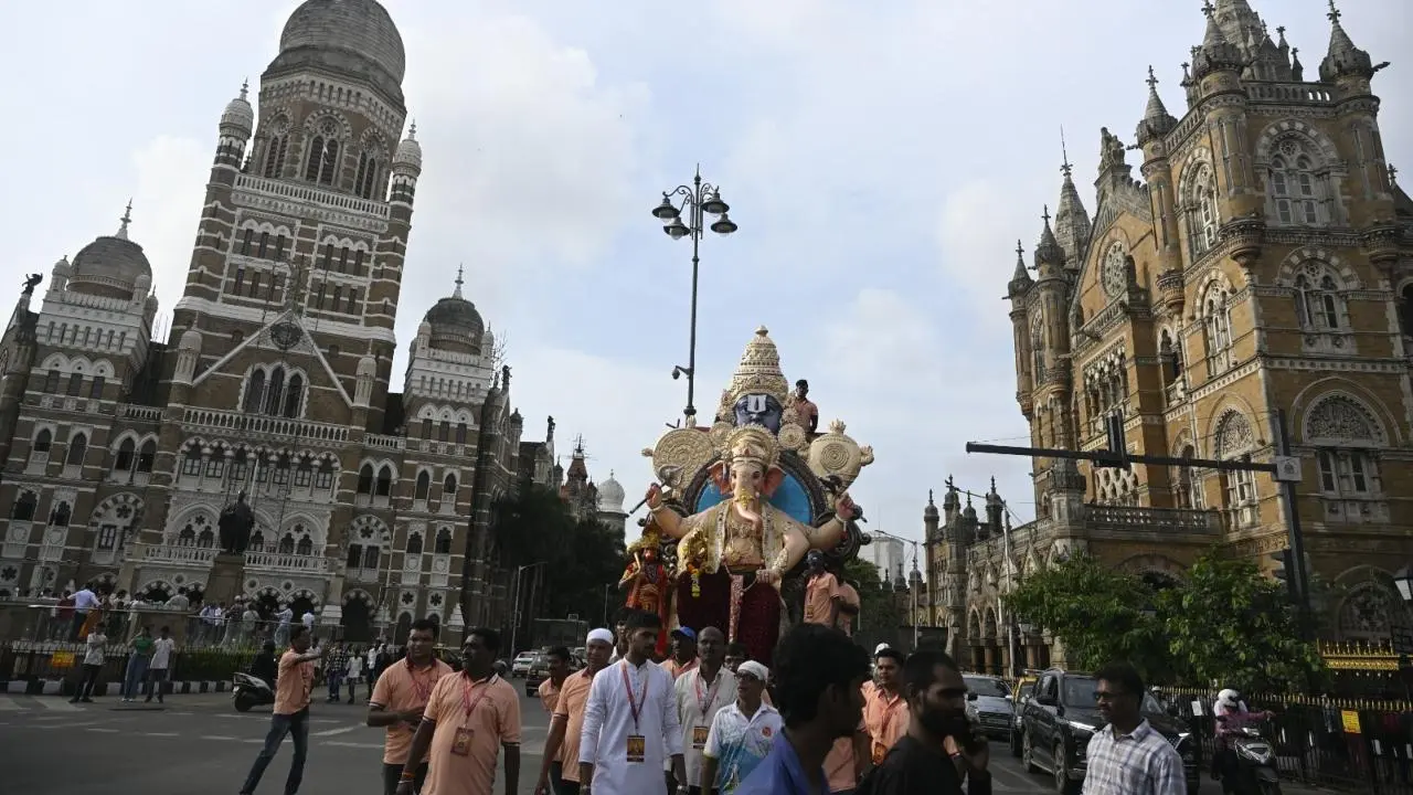 IN PHOTOS: Crowds at Fort welcome Lord Ganesh as city gears up for Ganeshotsav