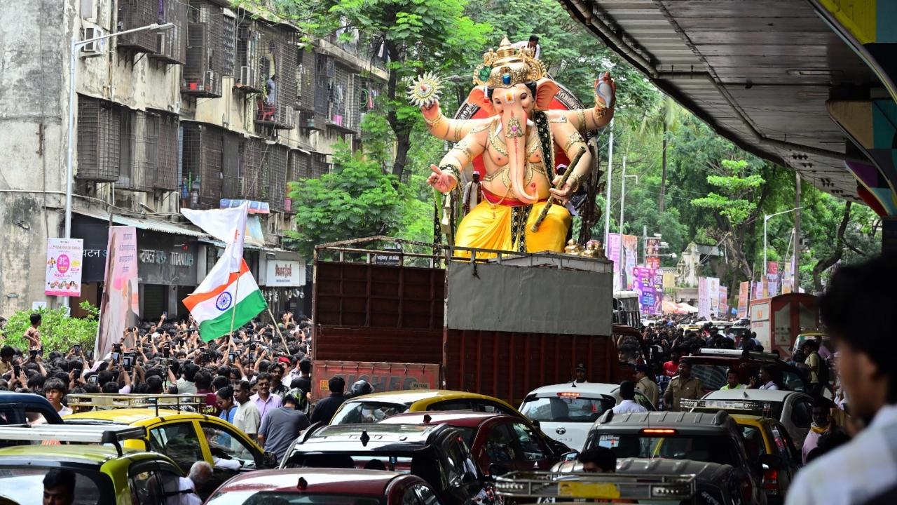 Similarly, the idol of Khetwadi-cha-Raja, another well-known Ganesha, was also carried from the same Parel workshop to its worship site