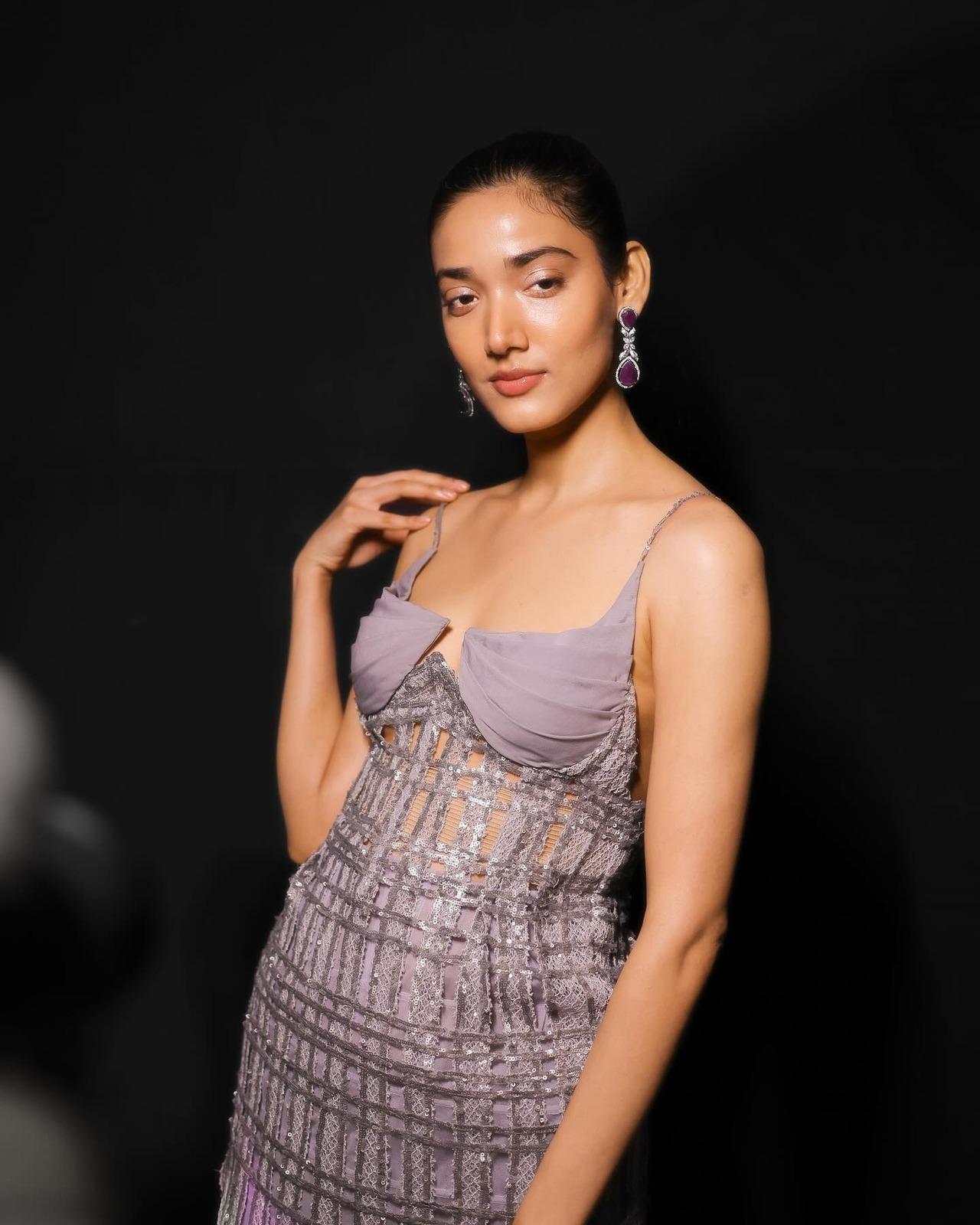 Keeping it minimal yet classy, Medha makes heads turn in this lavender corset dress. The detailing of the lace is everything, while her soft, dewy makeup keeps the focus on the dress.