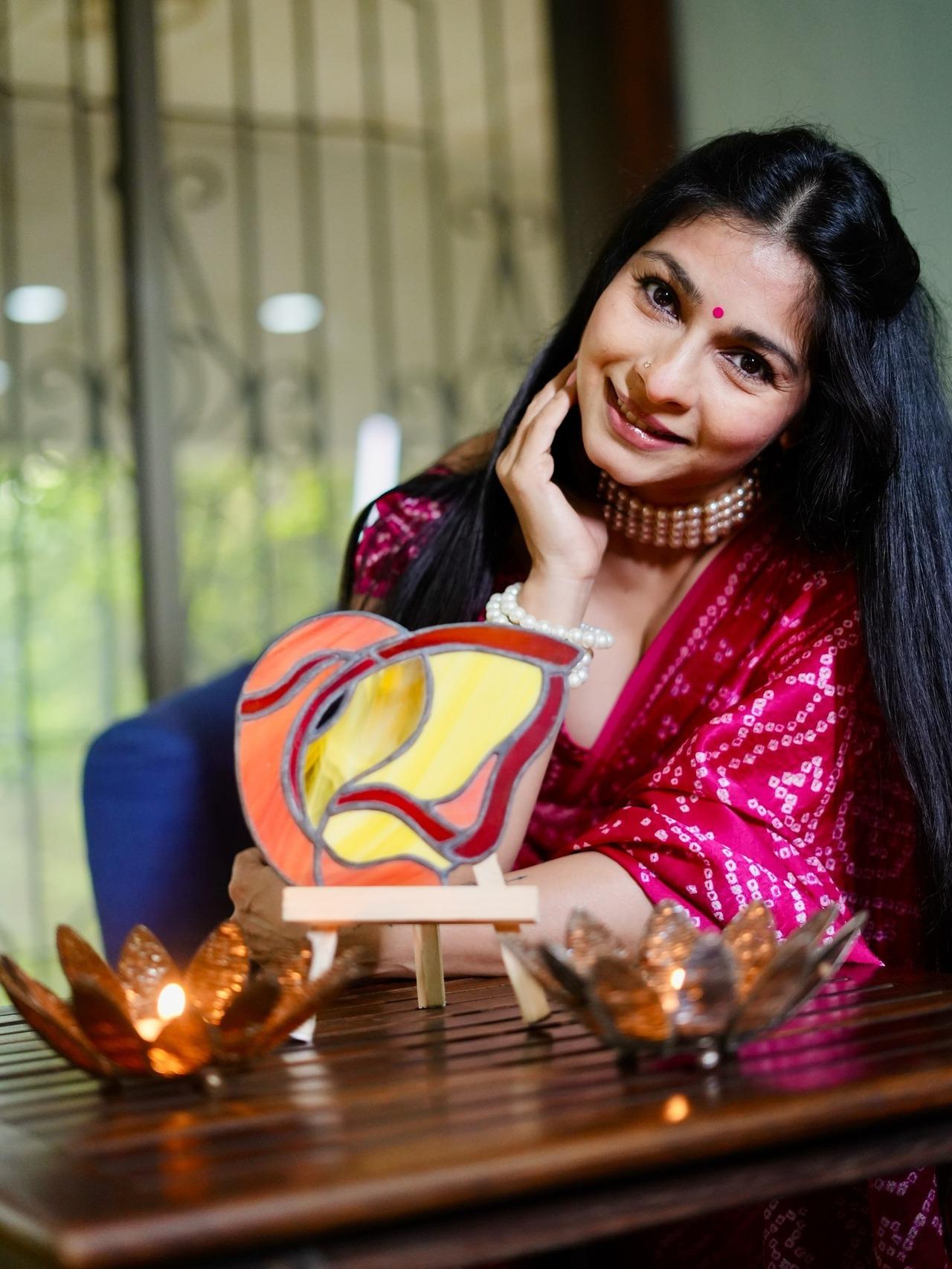 Tanisha Mukerji shared a series of photos decked up in a pink saree as she posed with a sjopiece of Lord Ganesha's face.