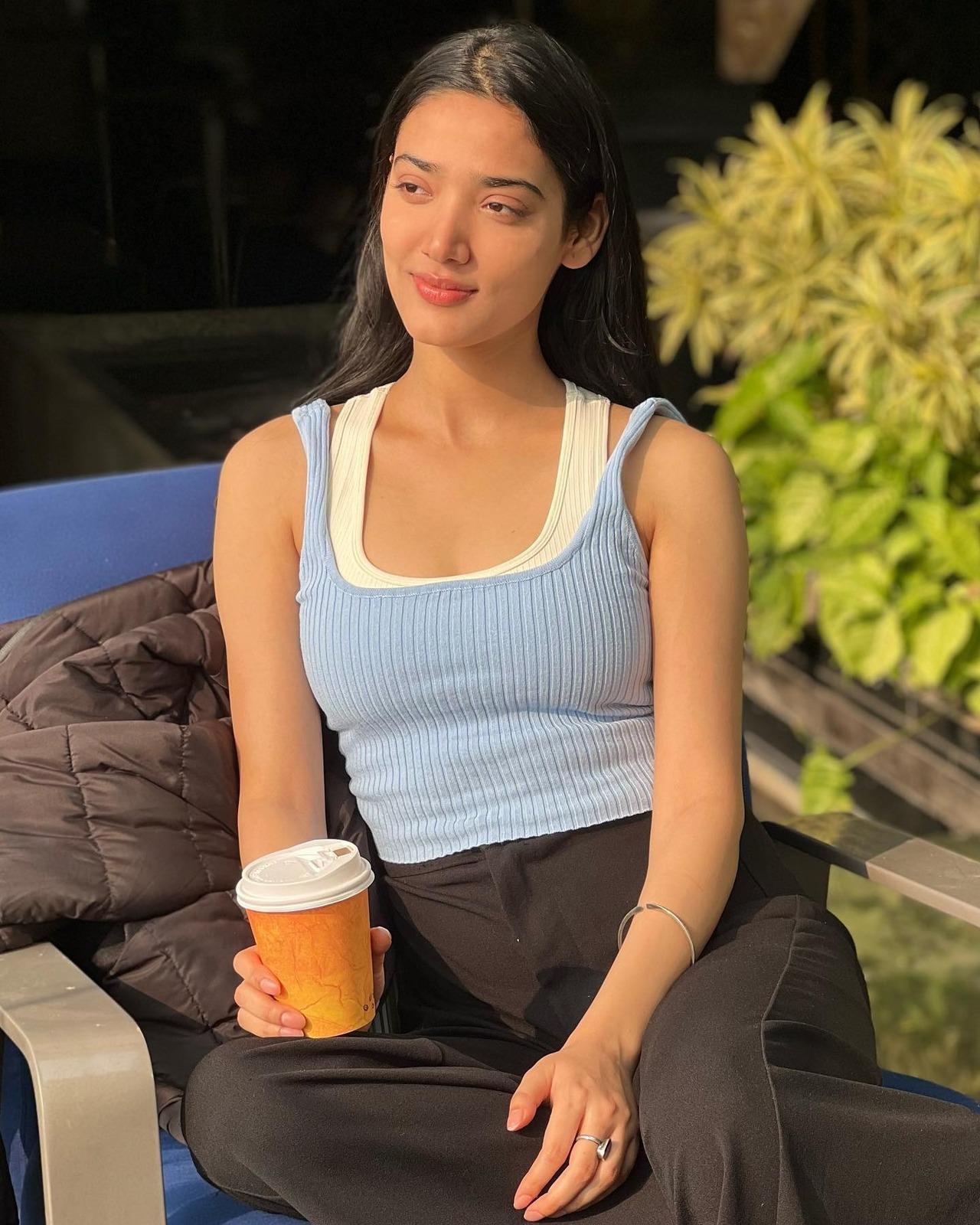 Even in her most casual self, she aces her fashion game with this layered tank top, adding texture with the ribbed blue top. 