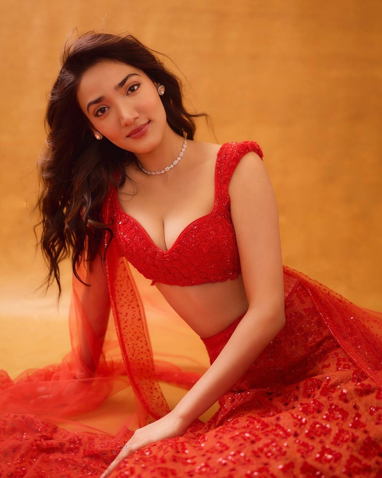 Medha stuns in this bright red lehenga. Featuring a sweetheart neckline, gathered sleeves and a light net dupatta, Medha glows in this one. She perfectly pairs it with a small diamond choker necklace and tiny earring.